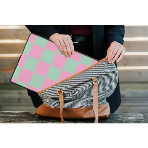 Schaakbord patroon - Groen - Roze - Blokjes laptophoes neopreen klein -tas