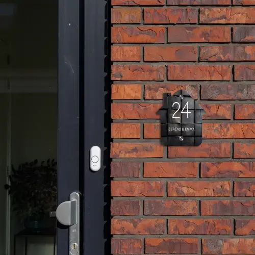 Zwarte houtblokken - Klassiek Naambord Huisje klein -sfeer2