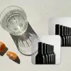 Wijnflessen - Zwart - Minimalistisch onderzetter kurk middel -sfeer4