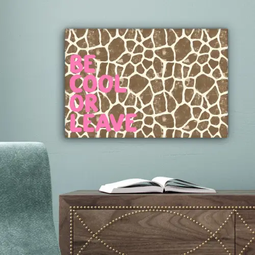 Tekst - Be cool or leave - Roze - Giraffenprint canvas 2cm klein -sfeer4