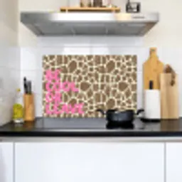 Tekst - Be cool or leave - Roze - Giraffenprint Inductie beschemer met haakjes klein -sfeer2