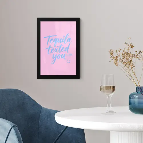 Tequila texted you - Roze - Blauw fotolijst zwart zonder passe partout klein -sfeer4