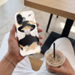Vrouw - Portret - Modern - Goud - Kunst Toughcase MagSafe Apple iPhone 17 klein -Sfeer1M