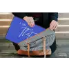 Blauw - I am that woman - Sierlijk - Minimalistisch laptophoes neopreen klein -tas