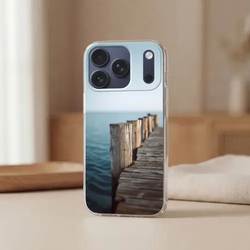 Houten steiger - Helderblauwe lucht Telefoonhoesje iPhone 17 Pro klein -sfeer2