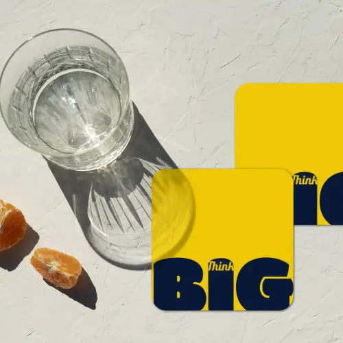 Geel - Think big - Grafisch onderzetter kurk middel -sfeer4