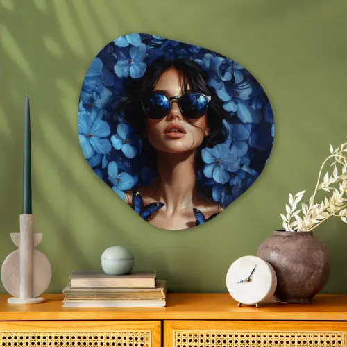 Vrouw - Blauw - Bloemen - Vlinders - Natuur Wandcirkel Organisch Aluminium middel -sfeer2