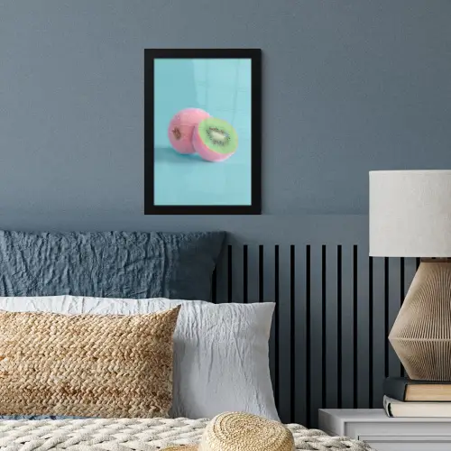 Kiwi - Blauw - Surrealistisch fotolijst zwart zonder passe partout klein -sfeer3