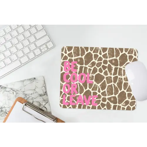Tekst - Be cool or leave - Roze - Giraffenprint muismat rubber klein -witbureau