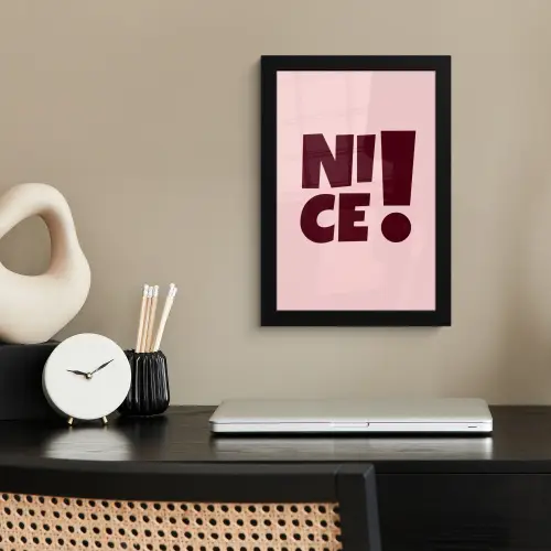 Nice - Uitroepteken - Roze fotolijst zwart zonder passe partout klein -sfeer1
