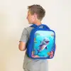 Vrolijke dolfijn tussen de koralen Kinderrugzak - Blauw middel -sfeer2