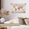 Wereldkaart - Roze - Bloemen Wandkleed katoen klein -sfeer1