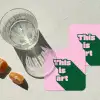 Groen - Teskt - This is art - Roze onderzetter kurk middel -sfeer4