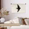 Zwarte zwaluw - Gouden accenten - Lichte achtergrond Wandkleed katoen klein -sfeer1