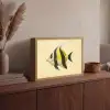 Vis - Sierlijk - Rugvin - Geel Light Box met batterij (Wandlamp) middel -sfeer2
