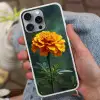Bloemblaadjes - Afrikaan - Oranje - Wazig Hoesje iPhone 16 Pro Max met koord klein -sfeer3