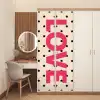 Love - Stippen - Roze deurposter klein -sfeer3