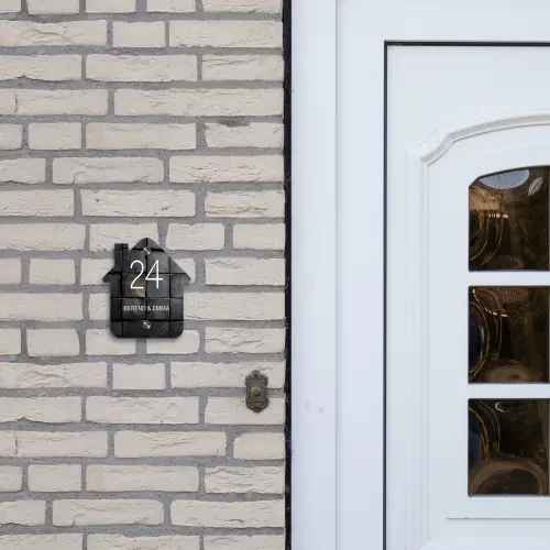 Zwarte houtblokken - Klassiek Naambord Huisje klein -sfeer1