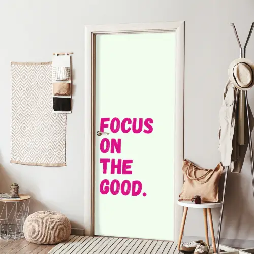 Focus on the good - Beige - Roze deurposter klein -sfeer6