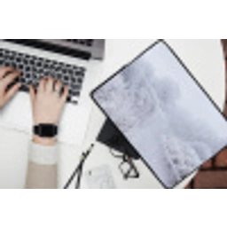 Rivier - Sneeuw - Bos - Winter - Schilderachtig laptophoes neopreen klein -bureau