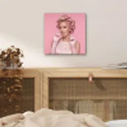 Vrouw - Roze - Parelketting - Krulspelden aluminium wit klein -sfeer3