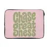 Chase greatness - Groen - Roze - Retro laptophoes neopreen klein -3d