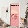Schattige kwal in roze tinten met de tekst “Deze kamer is van: jouw naam”. deurposter klein -sfeer6