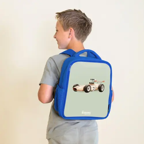 Beige retro raceauto op groen achtergrond Kinderrugzak - Blauw middel -sfeer2