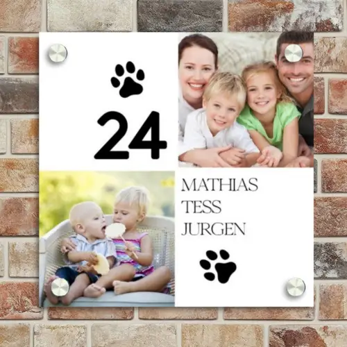 Familieportret met pootafdrukken - Klassiek Naambord Vierkant klein -sfeer2