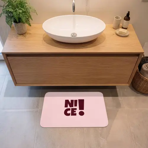 Nice - Uitroepteken - Roze Badmat klein -sfeer1