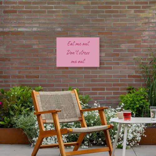 Eat me out don't stress me out - Roze - Handgeschreven Tuinposter op houten frame 2 cm dik klein -sfeer3