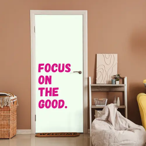 Focus on the good - Beige - Roze deurposter klein -sfeer1