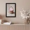 Mand - Eieren - Roze fotolijst zwart zonder passe partout klein -sfeer5