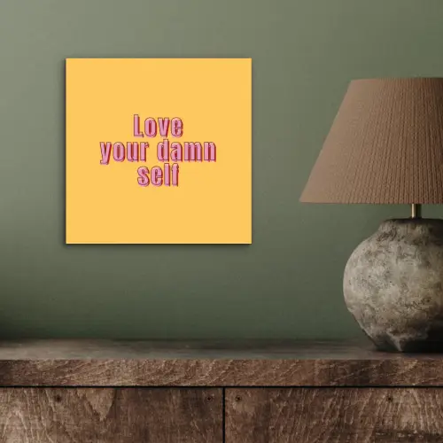 Love yourself - Roze - Geel aluminium wit klein -sfeer2