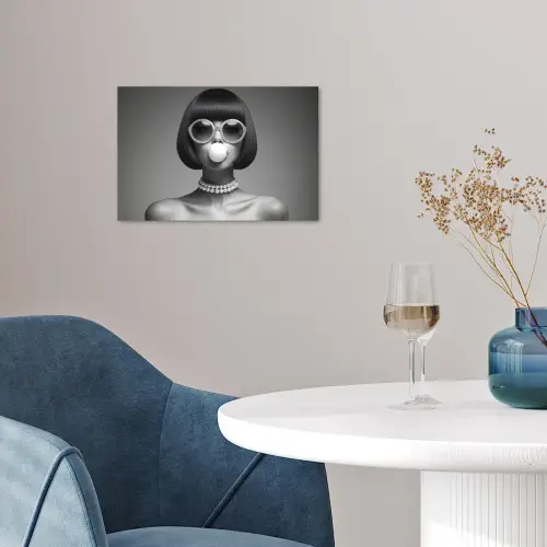 Vrouw - Zwart Wit - Ketting - Zonnebril poster papier klein -sfeer3