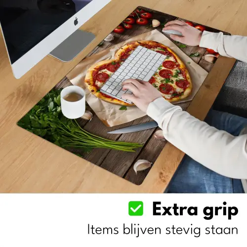Pizza - Hart - Pepperoni - Tomaat Muismat XXL klein -sfeer3