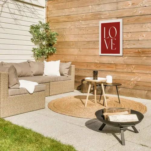 Love - Rood - Minimalistisch Tuinposter op houten frame 2 cm dik klein -sfeer2
