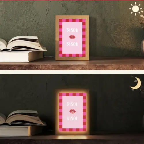 Kiss - Roze - Frans - Valentijn Light Box met kabel (Tafellamp) klein -sfeer3