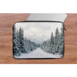 Weg - Sneeuw - Naaldbos - Winter - Avontuurlijk laptophoes neopreen klein -tafel