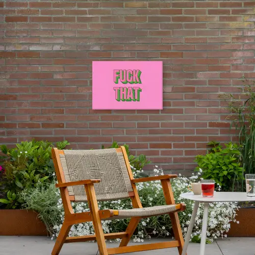 Tekst - Bold - Roze Tuinposter op houten frame 2 cm dik klein -sfeer3
