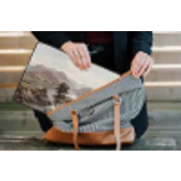 Berglandschap - Meer - Bergen - Vallei - Klassiek laptophoes neopreen klein -tas