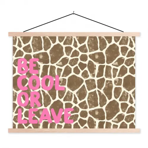 Tekst - Be cool or leave - Roze - Giraffenprint textielposter latten blank klein -3d