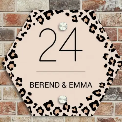Beige luipaardprint - Klassiek Naambord Hexagon klein -sfeer2
