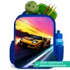Gele raceauto bij kleurrijke zonsondergang Kinderrugzak - Blauw middel -inhoud_NL