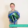 Blauwe raceauto met strepen in groene tunnel Kinderrugzak - Blauw middel -sfeer1_NL