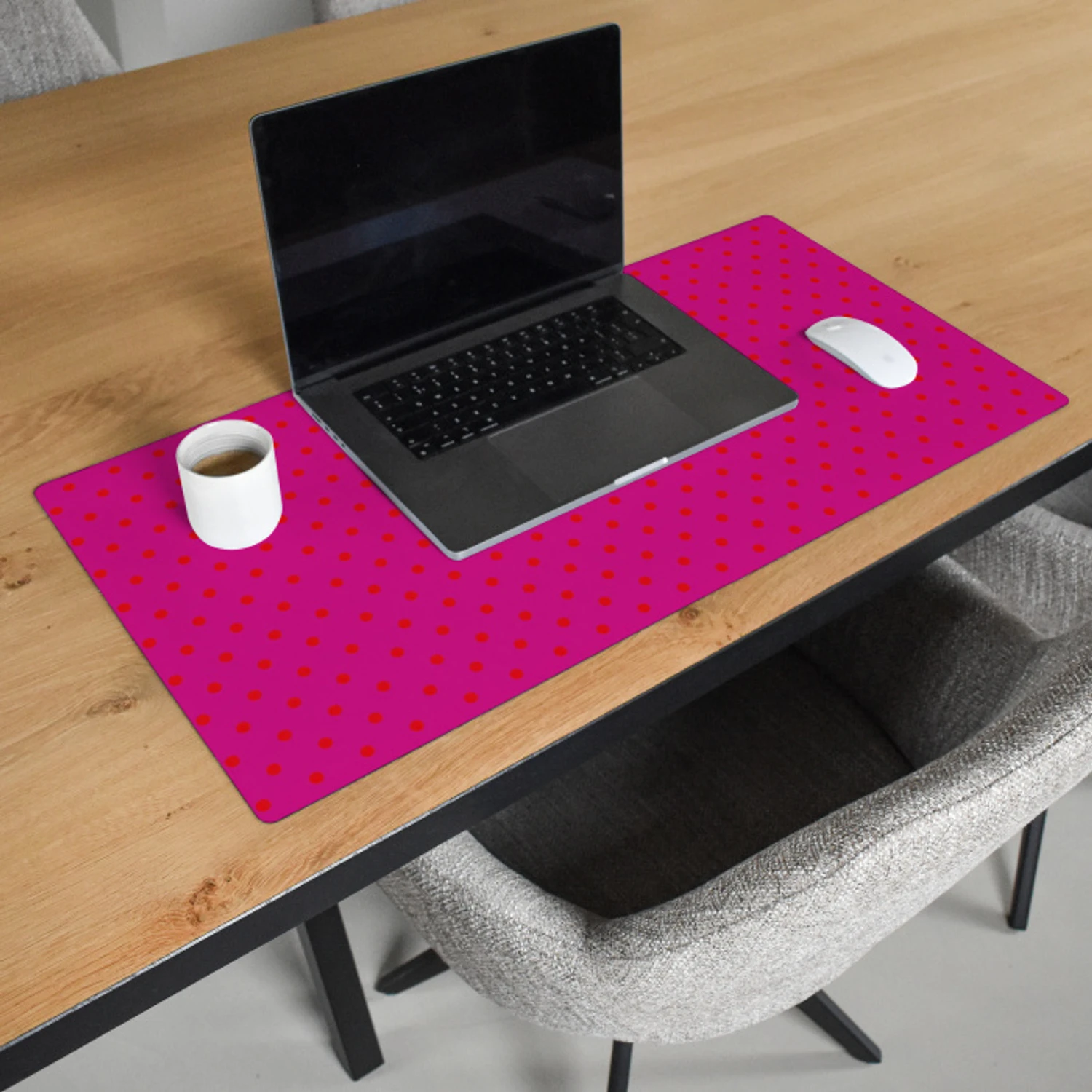 Smile - Stippen - Geel - Smiley - Roze Muismat XXL klein -sfeer1