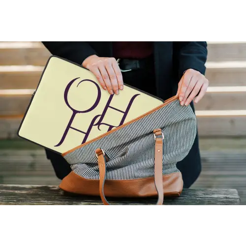 Oh hi - Geel - Monogram laptophoes neopreen klein -tas