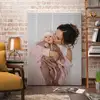 Foto op canvas - Sfeerbeeld - Afbeelding moeder met baby tegen de muur
