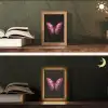 Vlinder - Fuchsia - Grafisch Light Box met kabel (Tafellamp) klein -sfeer3