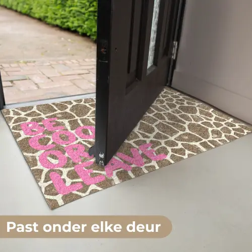 Tekst - Be cool or leave - Roze - Giraffenprint Deurmat klein -USP_NL